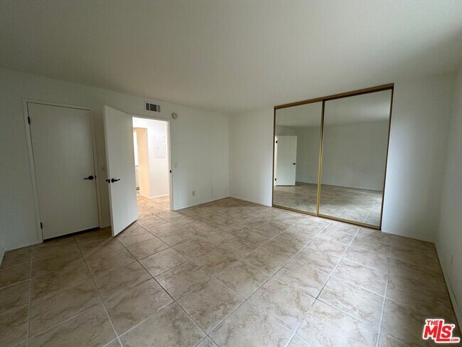 Building Photo - 10747 Wilshire Blvd