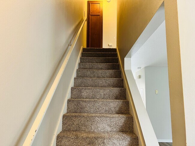 Building Photo - *$1,000 off second full month of rent!* Wonderful Wilsonville Townhouse