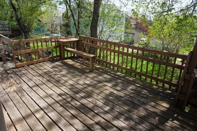 Building Photo - AVAILABLE JUNE- Gorgeous 4 Bed, 1 Bathroom Hillside Home!