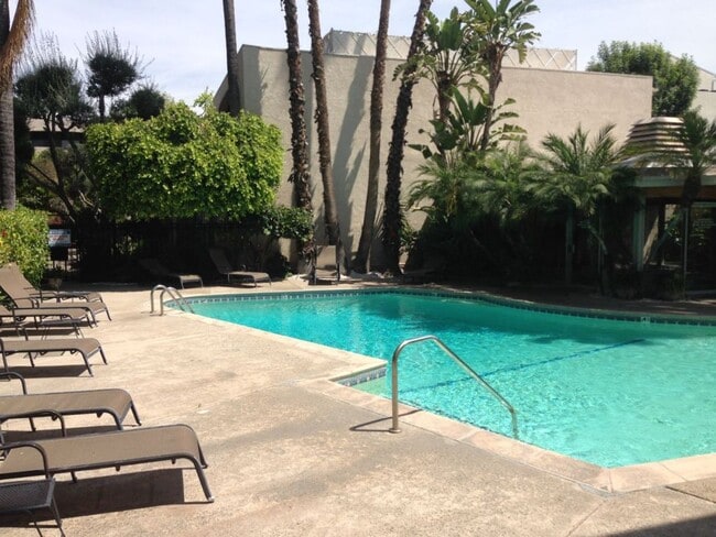 Building Photo - COMPLETELY UPDATED AND REMODELED ENCINO SP...