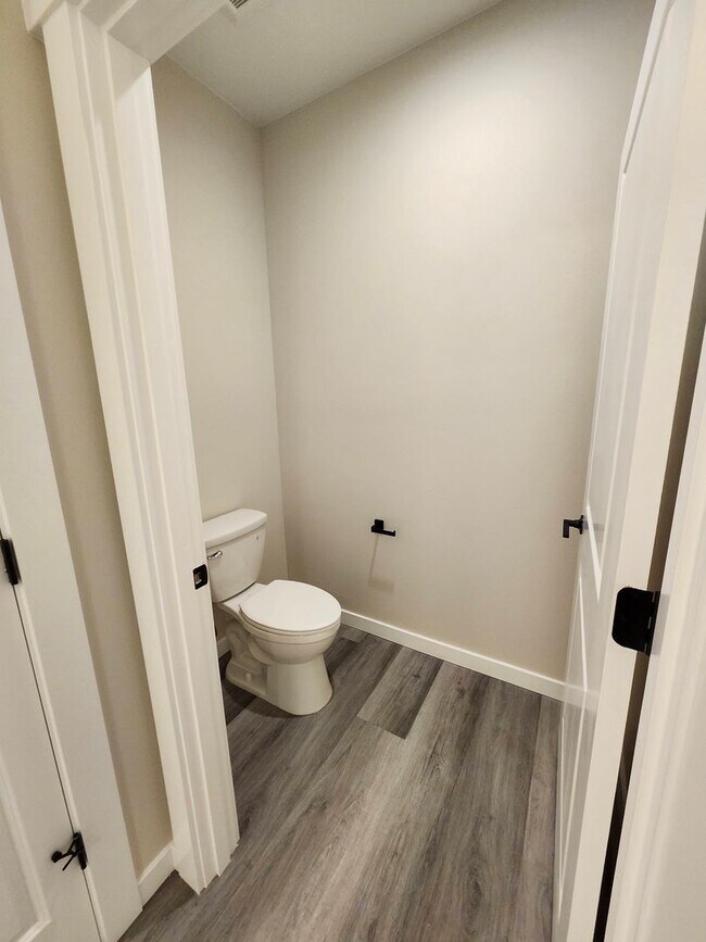 Building Photo - 3 bed, 2 bath- Kennewick Location!