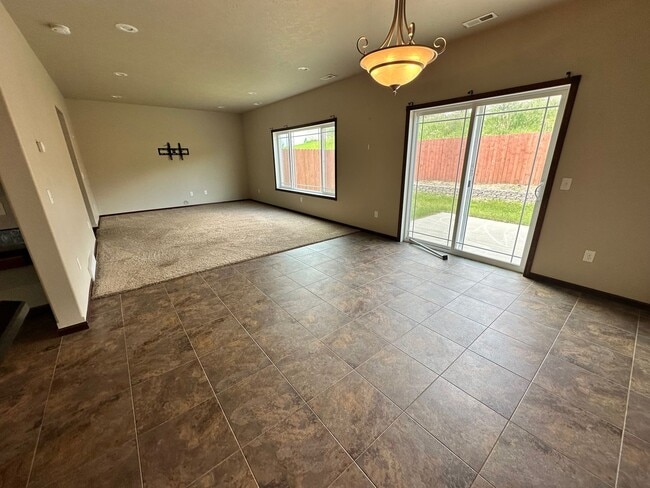 Building Photo - 3 Bedroom Townhome!