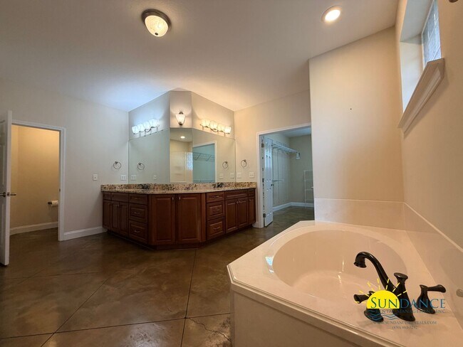 Building Photo - 249 Beachview Dr NE