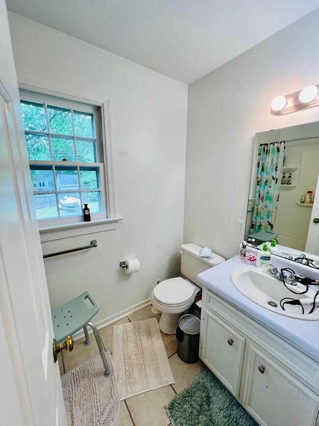 Building Photo - Charming 4bdrm/2.5bth Home with Ample Space and Modern Amenities