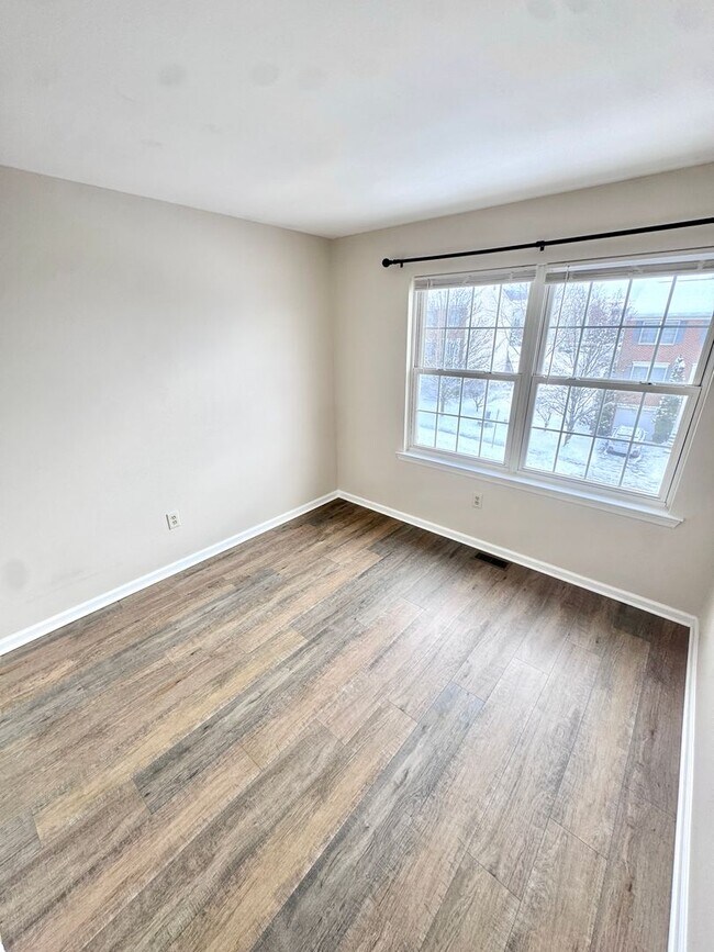 Building Photo - THREE BEDROOM TOWNHOUSE