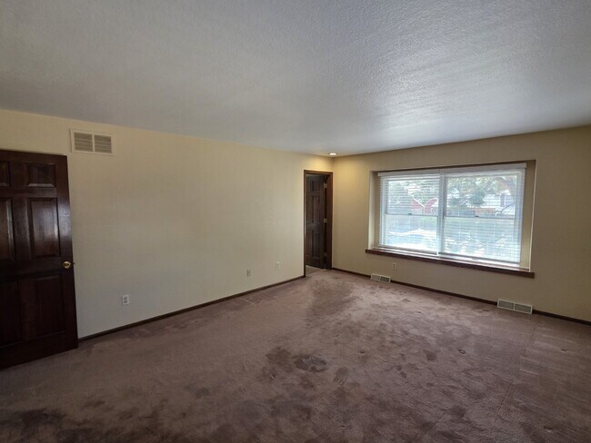 Building Photo - Single-Family Home in Near-Perfect Condition | 3-Car Garage | Covered Patio | Large Unfinished Ba...