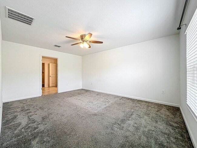 Building Photo - 4/2 Groveland Home with Solar Panels