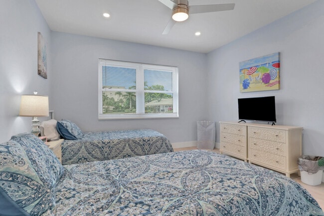 Building Photo - 3400 Gulf Shore Blvd N