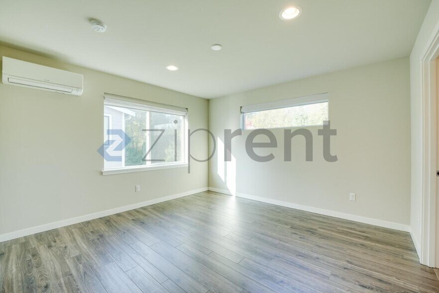Building Photo - Unit K1