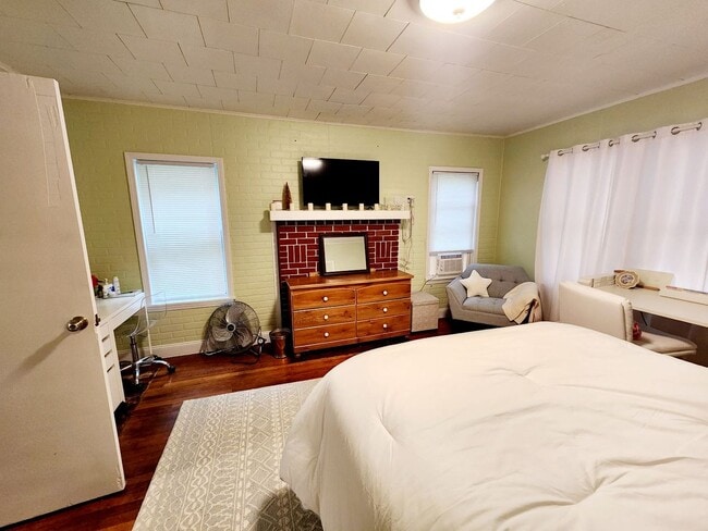 Building Photo - 217 McLane Ave