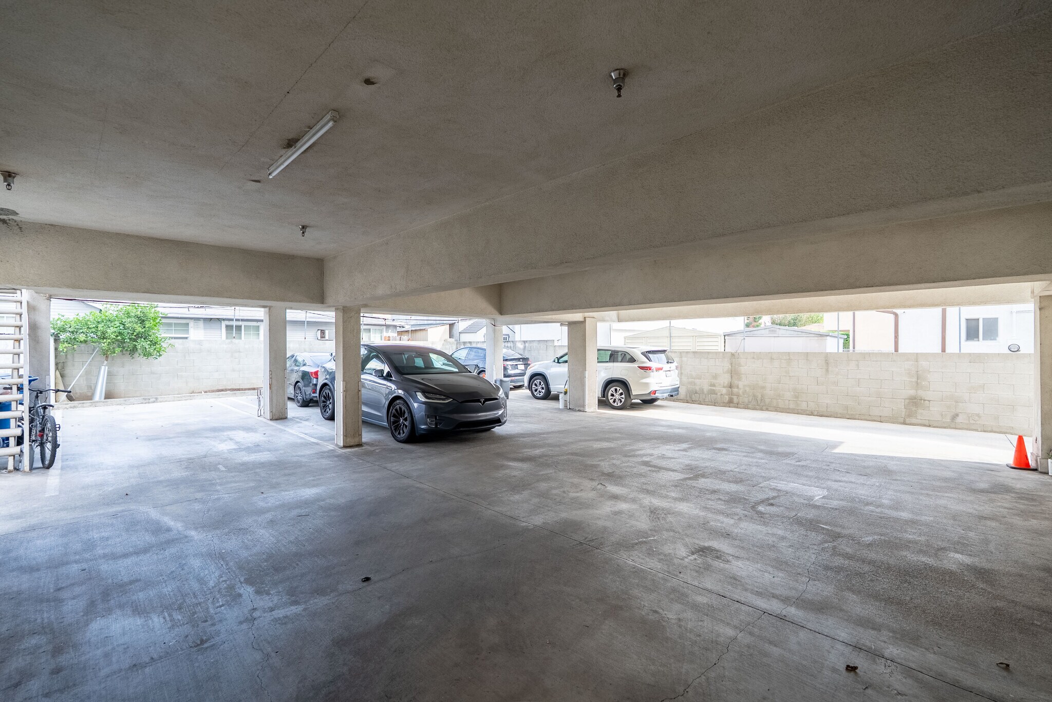 Building Photo - 1758 N Alexandria Ave