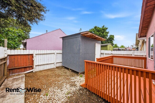 Building Photo - 657 Hurlingame Ave