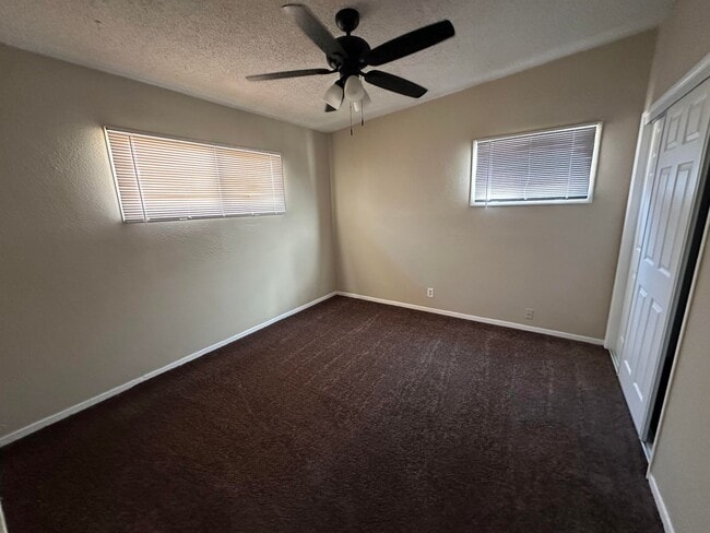 Building Photo - Adorable 3 Bedroom