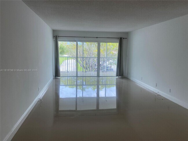 Building Photo - 100 Lakeview Dr