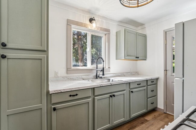 Building Photo - 28880 Cedar Dr