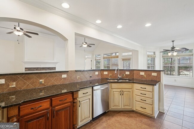 Building Photo - 160 Greenview Dr