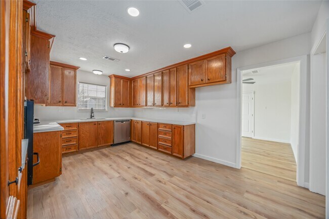 Building Photo - 5942 Ridgeway Dr