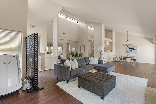 Building Photo - 6667 La Jolla Scenic S Dr
