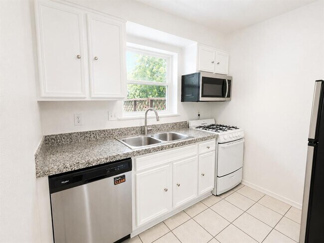 Building Photo - 2021 Bluebonnet Ln