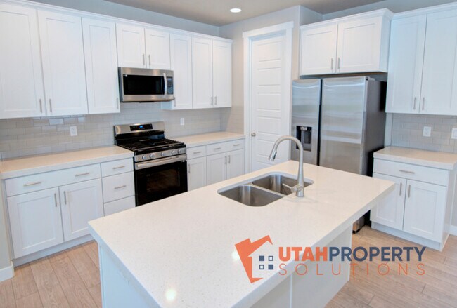 Building Photo - 5002 Evergreen Ln