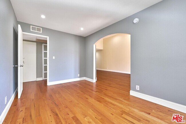 Building Photo - 326 S Manhattan Pl