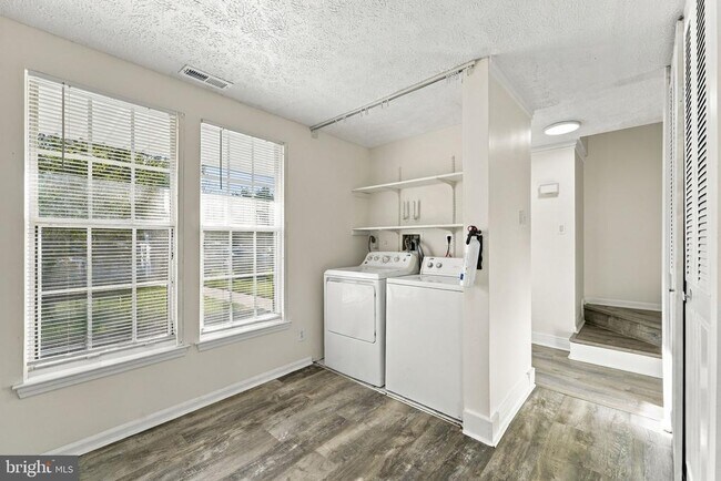 Building Photo - 8 Victoria Manor Ct
