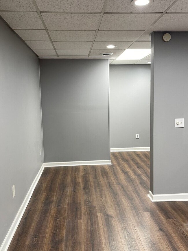 Building Photo - Split Foyer