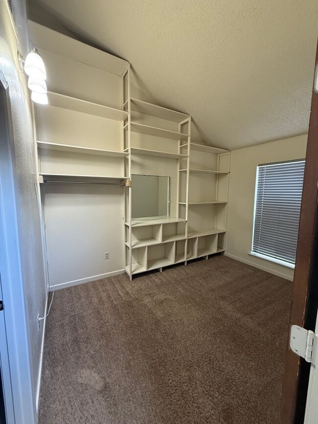 Building Photo - 3bd 2BA Townhouse
