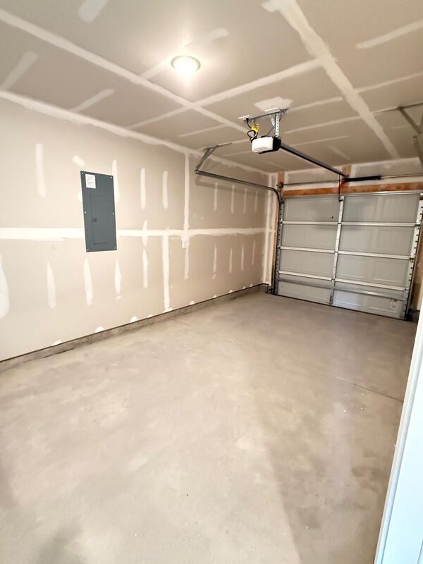 Building Photo - 813 Powder Br Dr