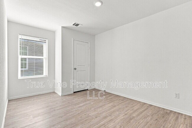 Building Photo - 2906 Millikan Dr