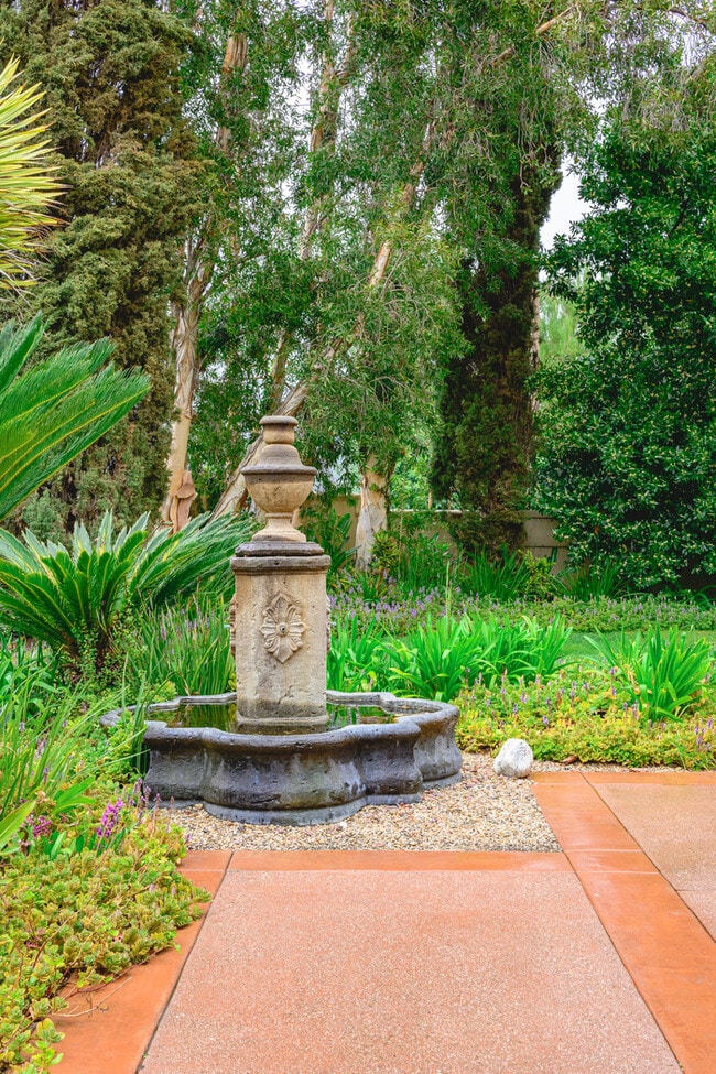 Building Photo - Elegant 5BR Furnished Estate with Pool & G...