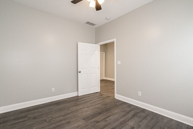 Building Photo - 806 Longfield Ave