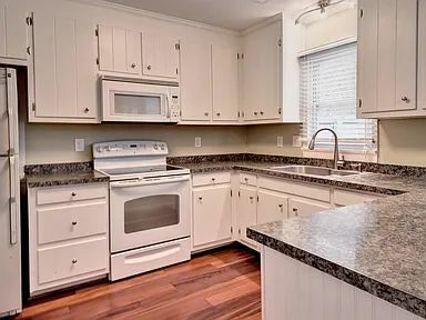 Building Photo - 128 Sloane Pl