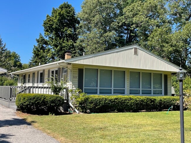 Building Photo - 565 E Chadwick Dr