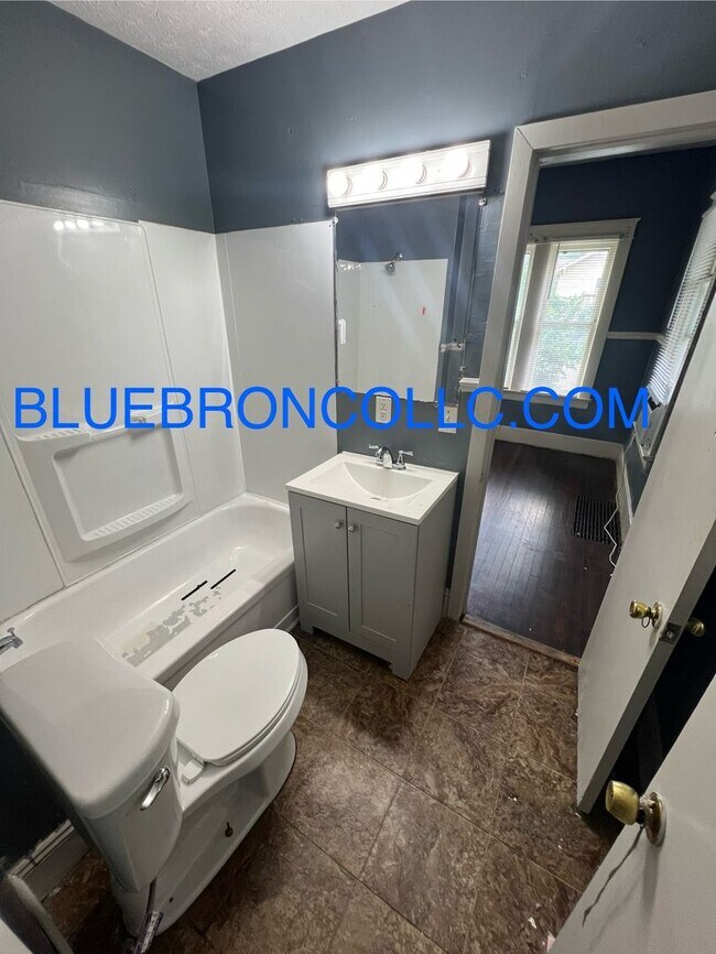 Building Photo - Cute 2 bedroom 1 bathroom home on corner lot.