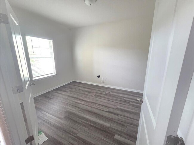 Building Photo - 220 Sun Grv Trl