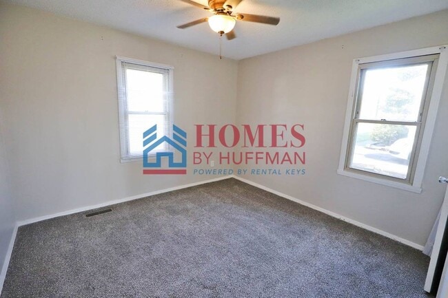 Building Photo - Two Bedroom House | Detached Garage