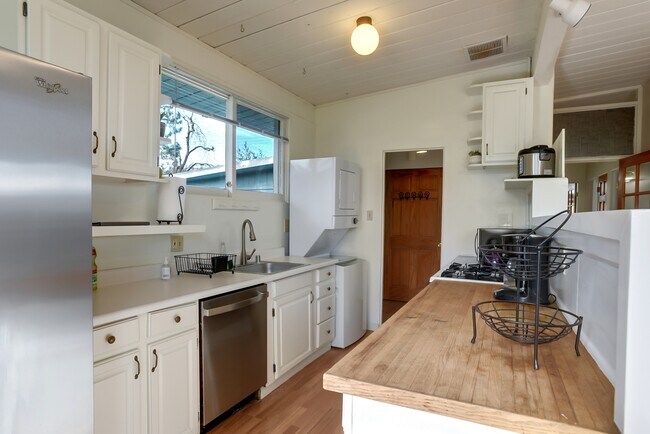 Building Photo - 352 Carolina Ln