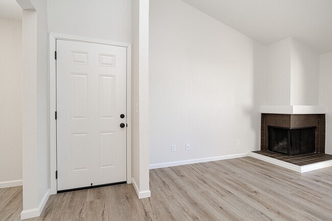 Building Photo - Newly remodeled upstairs condo in gated co...