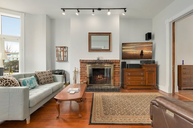 Building Photo - 704 12th St NE