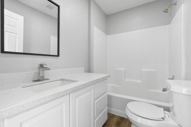 Building Photo - SPACIOUS TWO BEDROOM TWO BATH HOUSE!