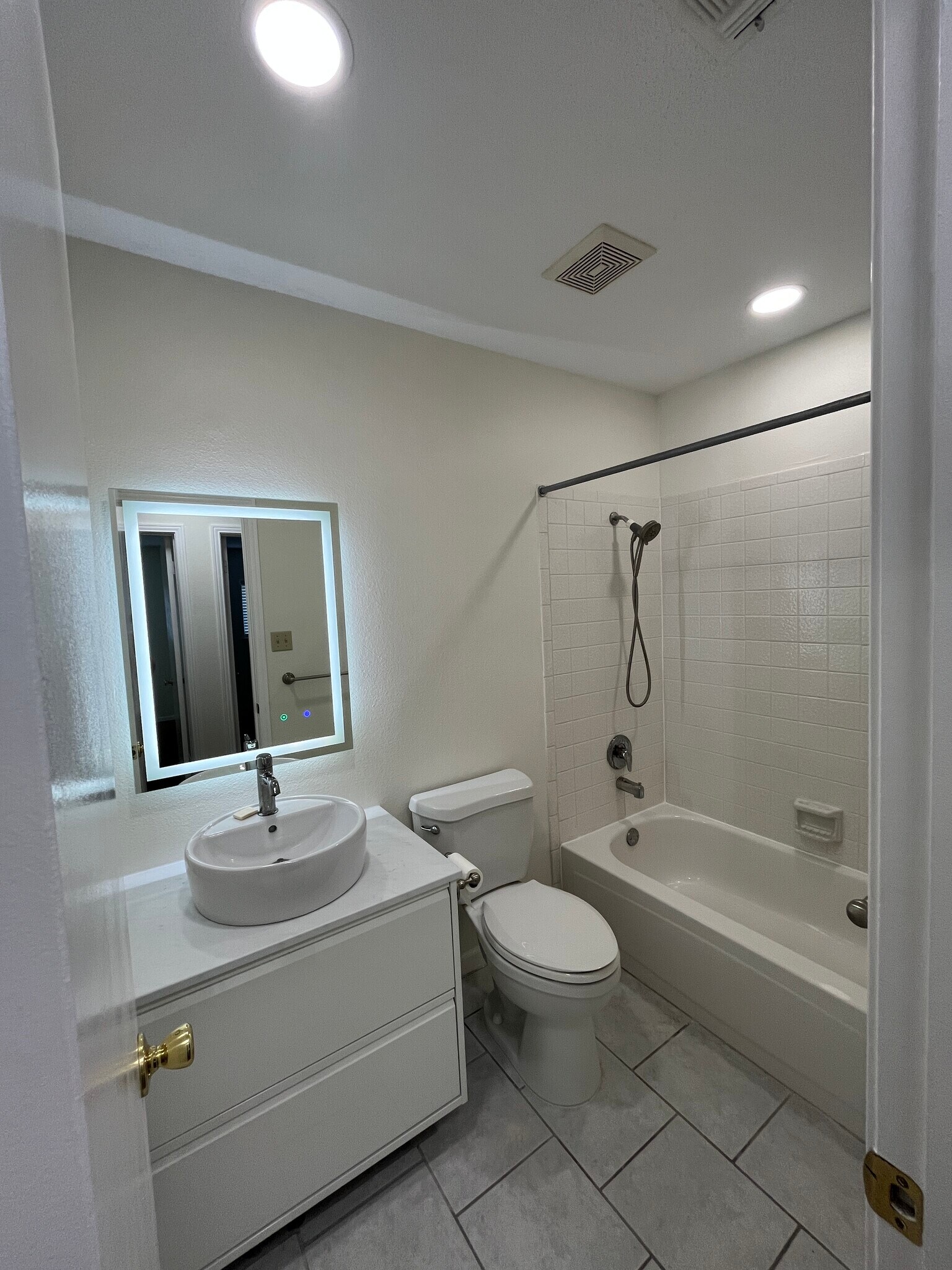 Building Photo - 21114 Sierra Cres