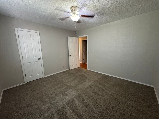 Building Photo - Broken Arrow - 3 bedroom 2 bath!!