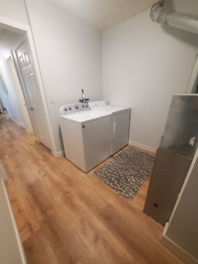 Building Photo - Updated and Spacious 1 Bedroom with Attached Garage!