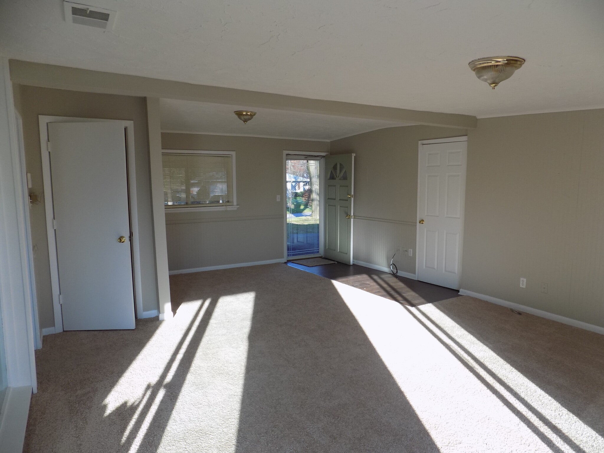 Building Photo - 2505 Maplewood Dr