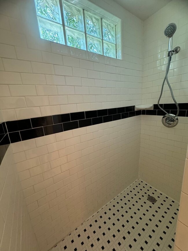 Building Photo - 2 Bedroom 1 Bathroom Apartment in Rosewood...