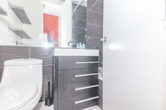 Building Photo - 1328 Halsey St