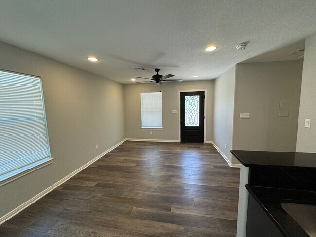 Building Photo - Updated Private Duplex