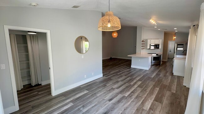 Building Photo - 5465 Grande Palm Cir