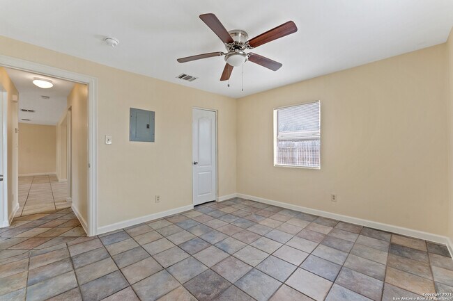 Building Photo - 3323 W Woodlawn Ave